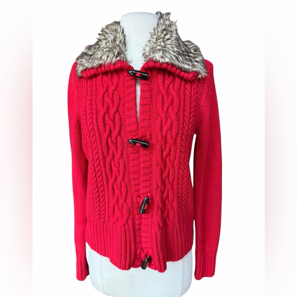 Late 1990s/Y2K Jones New York Cable-Knit Faux Fur Collar Toggle Placket Cardigan